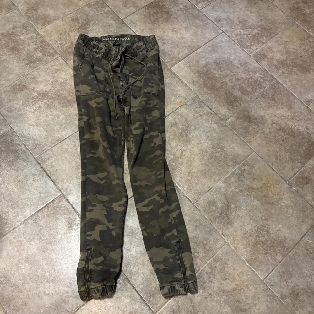 American Eagle Outfitters Green Camo Jogger Pants with Drawstring Size 0